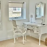 Rye Court - Stunning In With Parking *