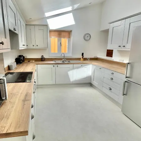 Rye Court - Stunning In With Parking * هلمسلي