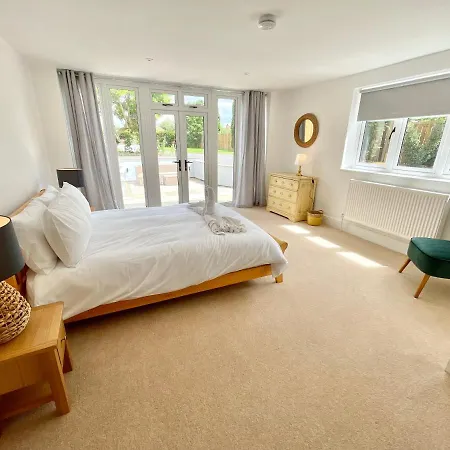 Rye Court - Stunning In With Parking * هلمسلي