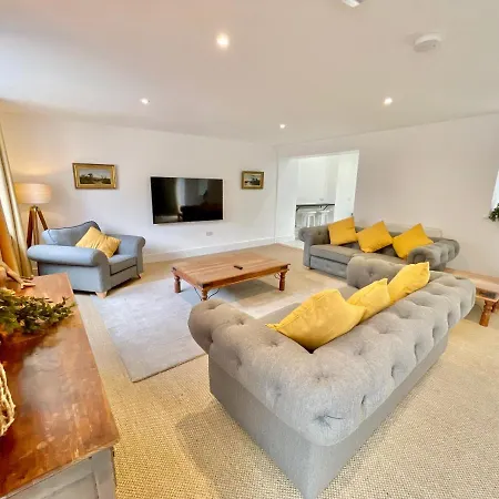 Rye Court - Stunning In With Parking הלמסלי