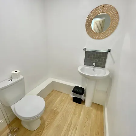 Rye Court - Stunning In With Parking * هلمسلي