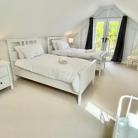 Rye Court - Stunning In With Parking * هلمسلي