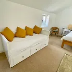 Rye Court - Stunning In With Parking