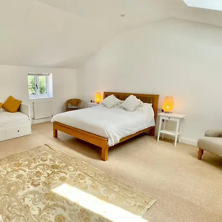 Rye Court - Stunning In With Parking 赫尔姆斯利