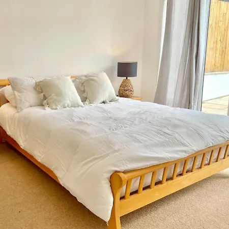 Rye Court - Stunning In With Parking * 赫尔姆斯利